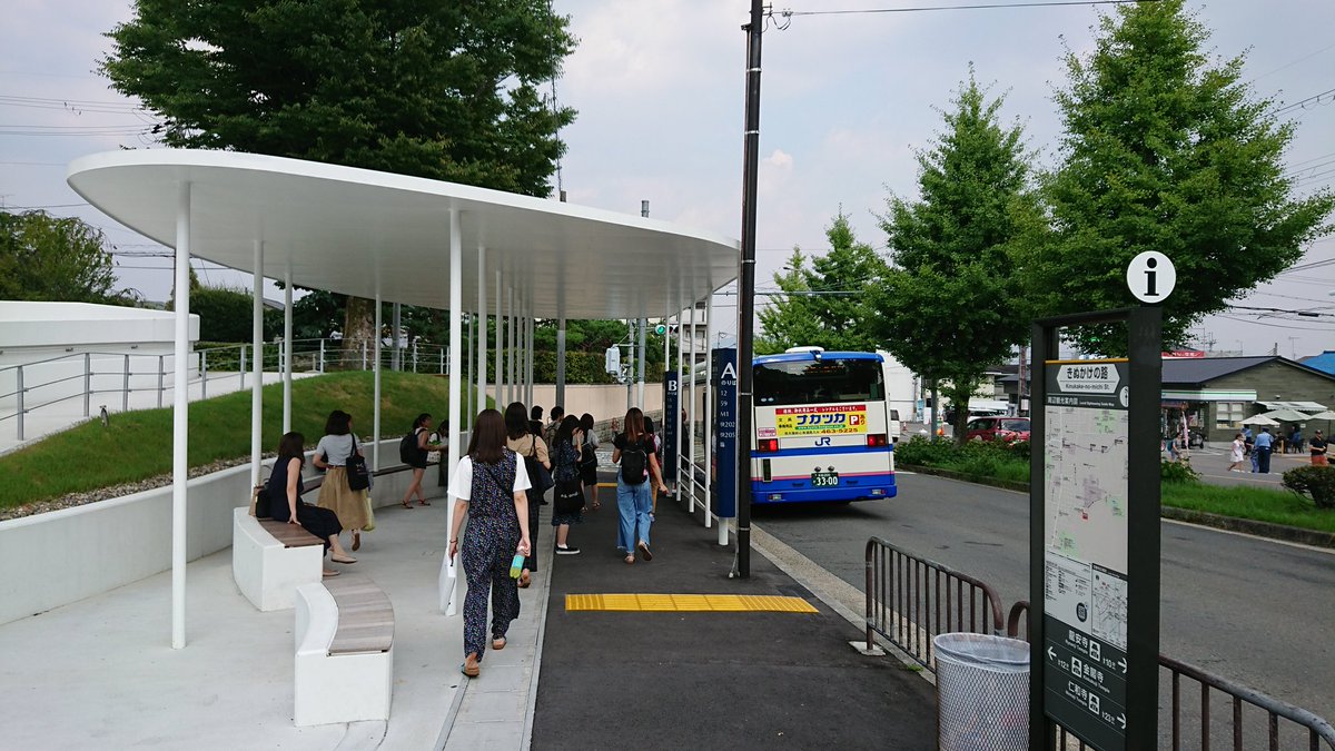 ぐ っ ち バスの駅 立命館大学前 道路の反対側にはファミリーマートもあります ぐ っ ち バスの駅 立命館大学前 道路の反対側にはファミリーマートもあります