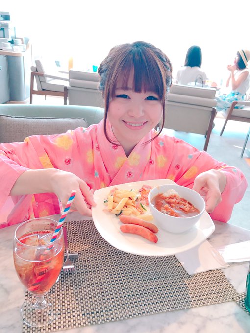 美女達と浴衣でスイーツバイキング来てるよん☺️ むいちゃん赤ちゃん💕 https://t.co/uvR69cYNDZ