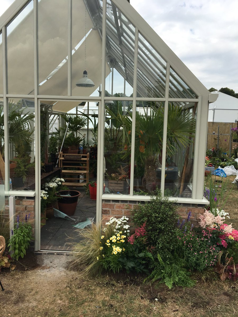 timdoesgardens's tweet photo. I had an amazing day helping @BaseSquared create a fabulous garden around @Hartleybotanic greenhouses yesterday with @designs_penny and @TheCheshGarden https://t.co/yCCKAg2Ibe