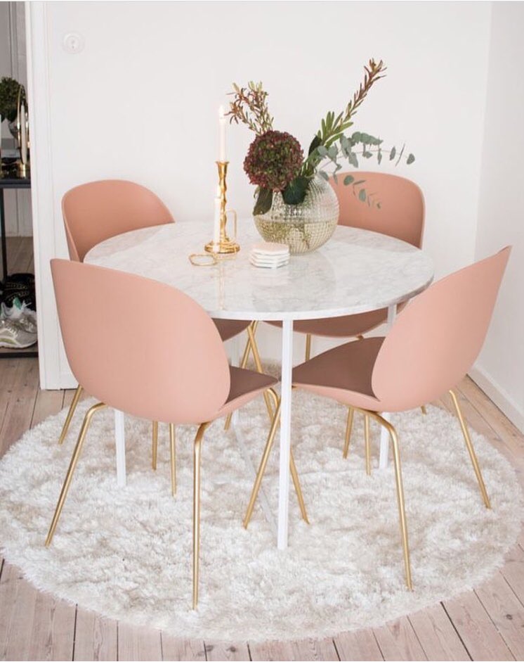 Seguimos con los rincones bonitos y yo vivo enamorada de estas sillas y los complementos en dorado! No tienes mucho espacio? opta por mesas redonditas y románticas 💑