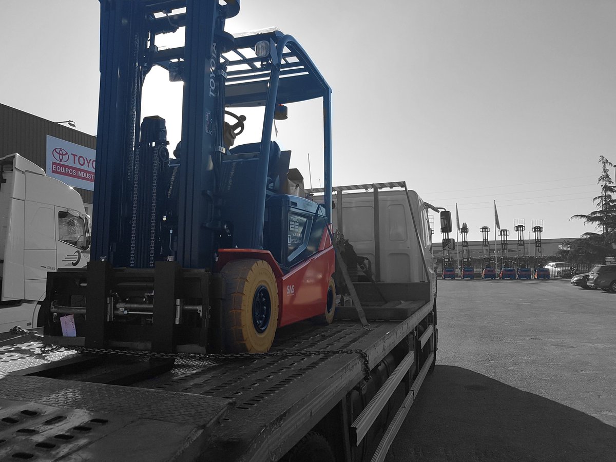 Tecnodelsa's tweet image. Entrega de #carretillaselevadoras #Toyota para uno de nuestros clientes.