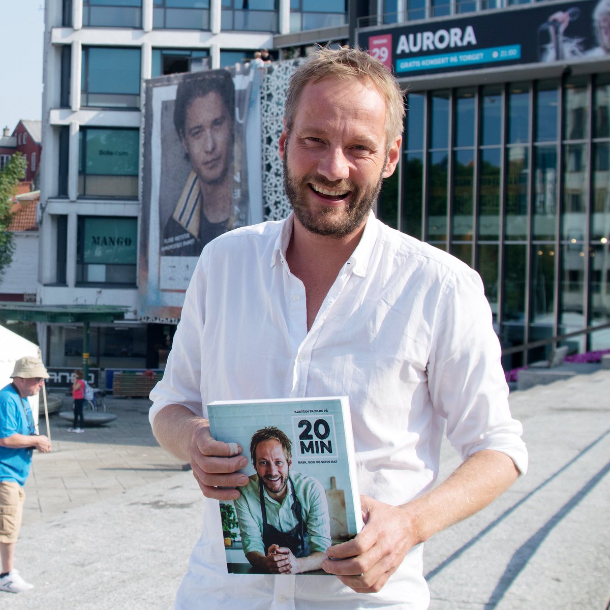 Lurer du på hvilken kokebok Kjartan Skjelde trenger? Under årets Gladmat lanserer han og <a href="/Gyldendal_no/">Gyldendal (GNF)</a> boka som gjør hverdagen for både kokker og vanlige folk litt enklere gladmat.no/arets-gladmatb…