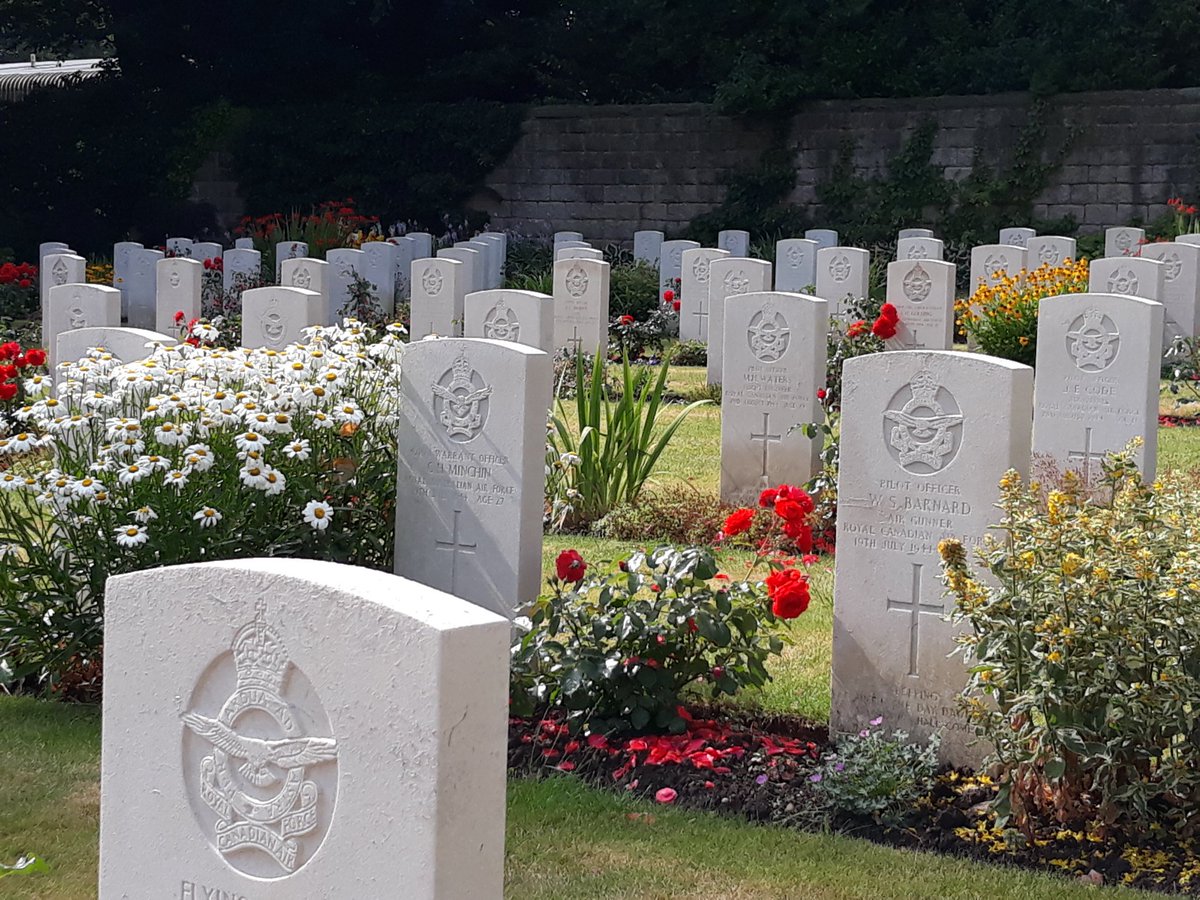 CWGC's tweet image. RT @ElizbethjmSmith: Beautiful colours and my colleagues on site this morning say there's more to come. @CWGC #Stonefall #Harrogate @VisitHarrogate