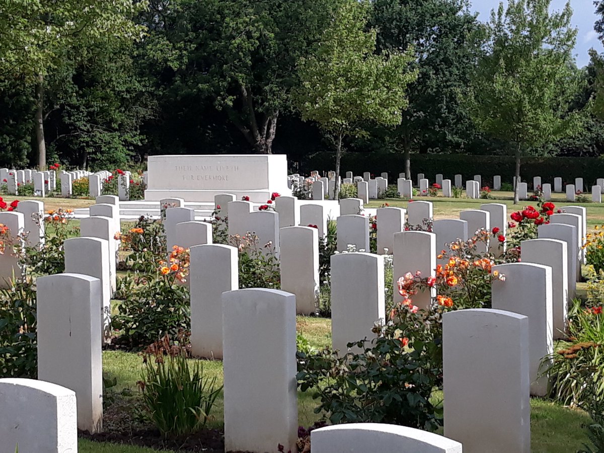 CWGC's tweet image. RT @ElizbethjmSmith: Beautiful colours and my colleagues on site this morning say there's more to come. @CWGC #Stonefall #Harrogate @VisitHarrogate