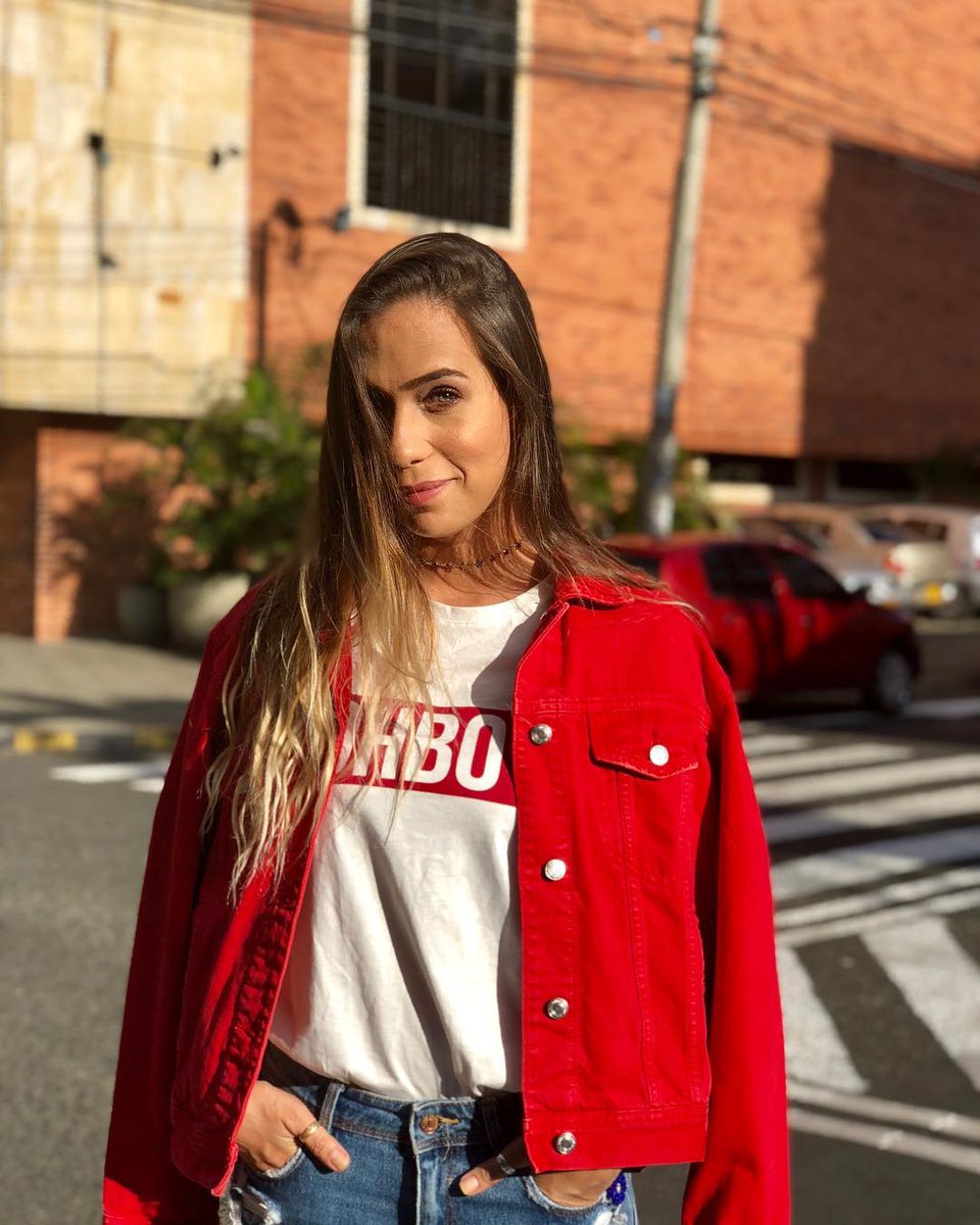 ¡Todo lo que siempre quisiste fue una Chaqueta Denim Roja! ❤

#AEColombia #Regram <a href="/giannimichielin/">Giannina Michielin Roa</a>