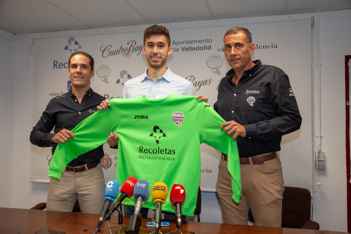 Carlos Calle: “El Recoletas Atlético Valladolid se ajusta al perfil de equipo que busca un jugador joven como yo”

El nuevo portero del <a href="/atlvalladolid/">Recoletas Atlético Valladolid</a> fue presentado hoy tras superar el reconocimiento médico en el Hospital Recoletas Campo Grande.
bit.ly/2LmIsuA