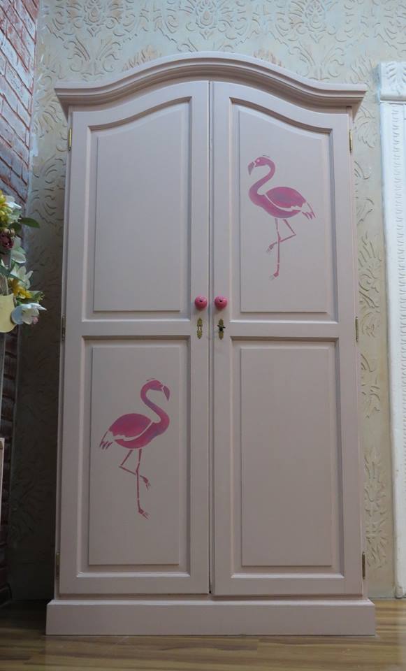 SJChalkPaint's tweet photo. A sad pine wardrobe has been beautifully hand painted by Ela from Zmalowane Art using Sophia, then charming stenciling added.  So sweet and a perfect piece for a little ones bedroom! #sarahjaynechalkpaint #endlesspossibilities #chalkpaint #handpaintedfurniture #paintedpine https://t.co/VnEZwShGpp