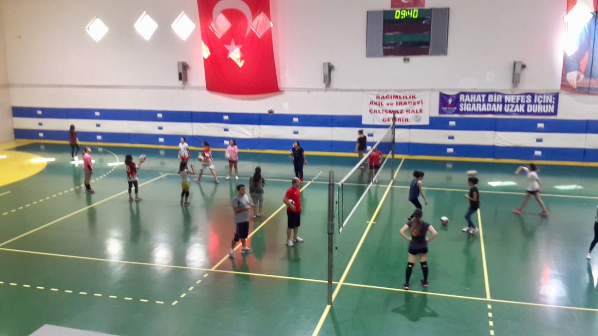 İl Spor Merkezleri #YazSporOkulları kapsamında Seyfi Alanya Spor Salonumuzda #Voleybol Eğitimlerimiz yoğun katılımla devam ediyor #BuYazMutlakaSporaBaşlamalısın 
#SporKentiMersin <a href="/kasapoglu/">Dr. Mehmet Kasapoğlu</a> <a href="/farukozcelikgsb/">Faruk Özçelik</a> <a href="/mehbaykan/">Mehmet Baykan</a> @sagunes40
