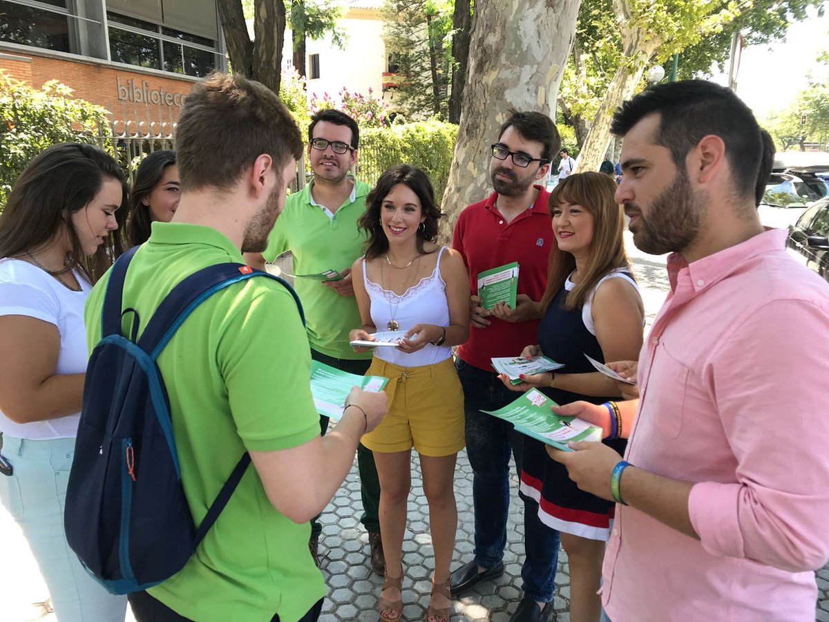 JSAndalucia's tweet photo. 👩🏻‍🎓👨🏻‍🎓📸 La actividad en las #JSA no para ni un segundo❗Hoy nuestra SG @LpezMariola y nuestra SO @AzaharaCabreraC presentan junto a @JSASevilla @psoedesevilla @JSAMalaga @PSOEmalaga la campaña informativa sobre el 9️⃣9️⃣% de la #BonificacióndeMatrícula en #Andalucía https://t.co/ugAWXOn0H3