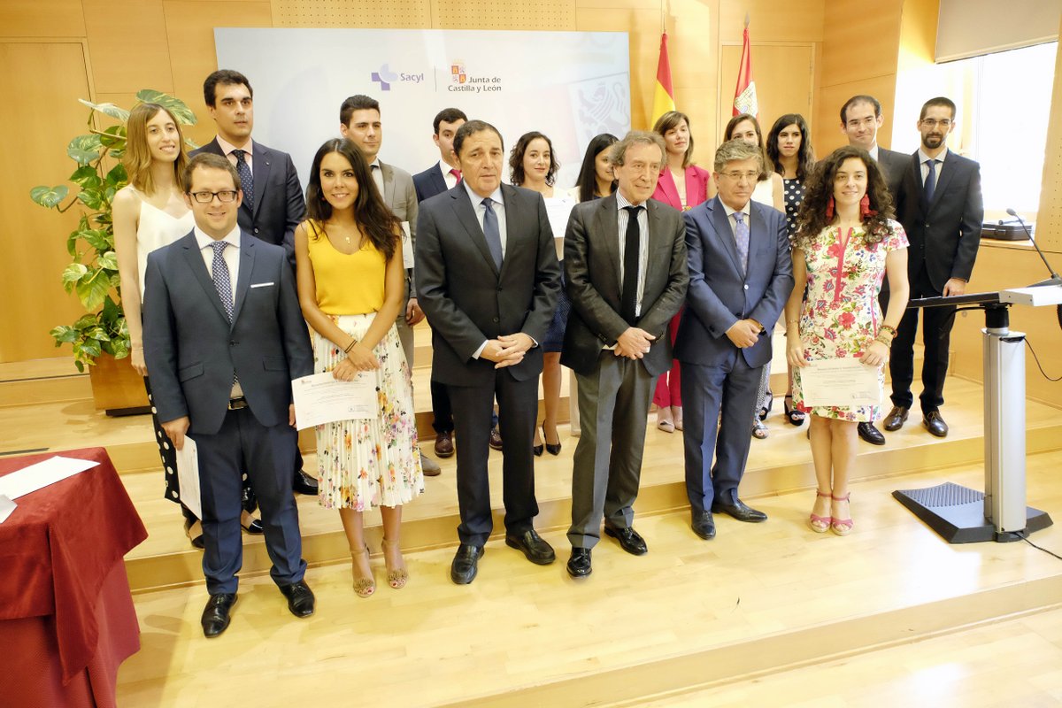 #ProfesionalesSacyl: hoy se ha celebrado la entrega los premios 'José María Segovia de Arana', en reconocimiento a los mejores #residentes que finalizan ahora su especialización en los #CentrosSacyl - ow.ly/6KBW30kZrve
