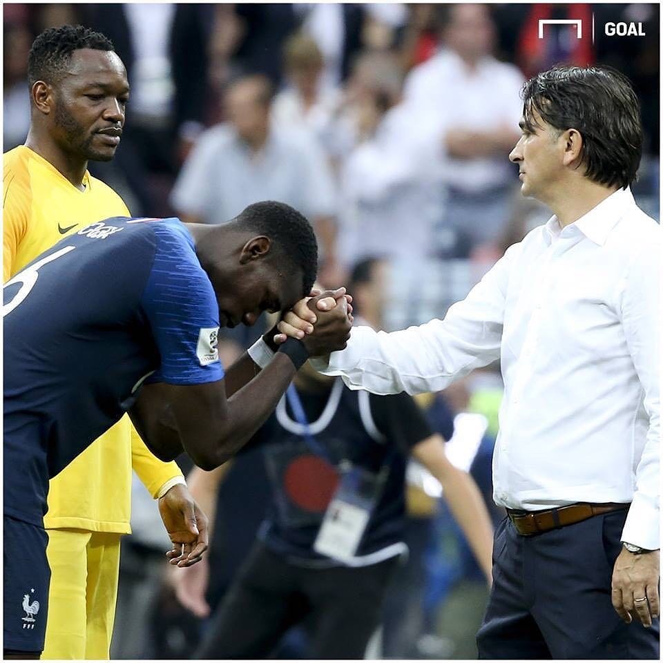 LifeMagazine_CI's tweet photo. Très belle image de Paul Pogba s'inclinant devant le coach croate pour la performance de son équipe. 🙏👌 https://t.co/9F3mgiS6Gv