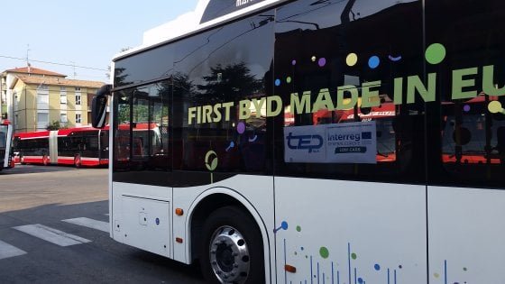PatriziaMarani's tweet photo. Testing new electric buses and multimodal charging stations in the city of #Parma thanks to the project @LowCarbPlanning @InterregCE #sustainale #mobility planning #cooperationiscentral #CEprojects https://t.co/hEoCxRTmeo