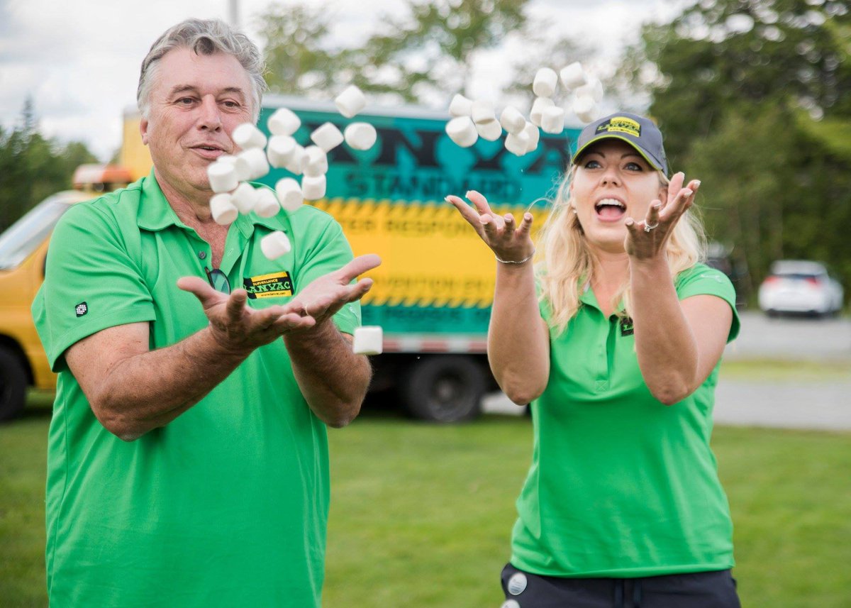 LanvacGreen's tweet photo. Get ready for #Lanvac's marshmallow contest! Have fun, and win amazing prices! See you all in Toronto, on Thursday July 19th!
in the pic, two of Lanvac's finest:
Mrs Anna Duplicki and Mr Robert Leduc! https://t.co/GS35gD4lkq