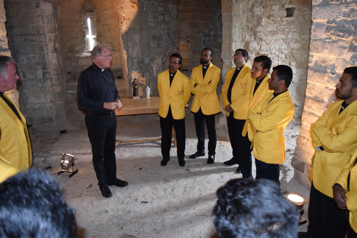 VaticanCricket's tweet photo. St. Peters visiting the Tower of London on the pilgrimage day... https://t.co/cTSDmZ9oSk