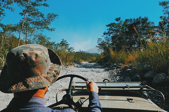 Volcano, we are coming! And 2 days later Mount Merapi erupted... 🌋 #jornstraten #yogyakarta #asia #liveauthentic #passionpassport #merapi #travel #explore #instagood #fujilove #xpro2 #fujifeed #featureshoot #noicemag #jeep #lekkerzine #ignant #explor… ift.tt/2NTAJG5