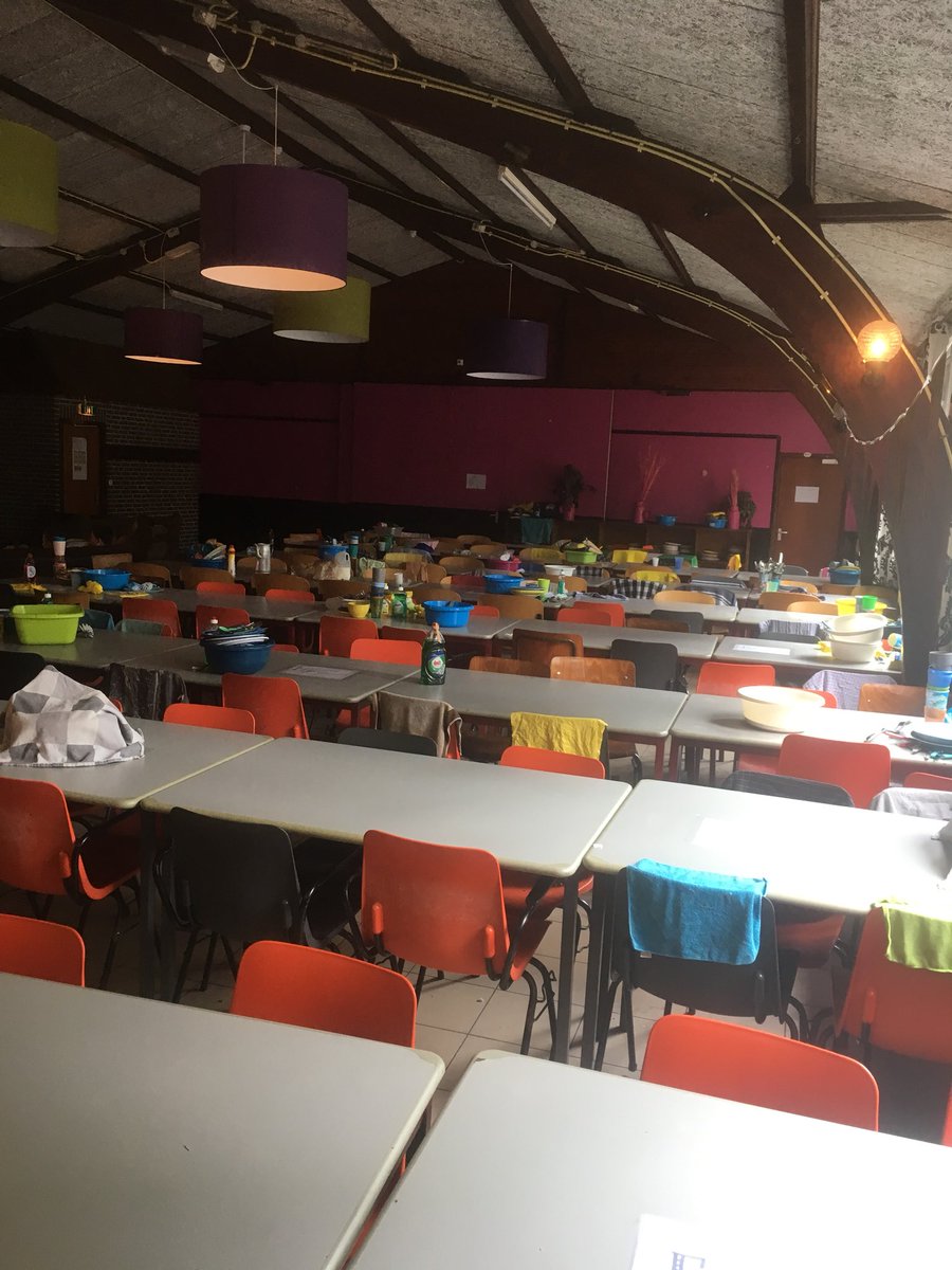 LeonAnnokkee's tweet image. Sommige dingen veranderen nooit. #voetbalkamp @fclisse #prachtigweer mooi evenement voor onze jeugd, 130 kids. Samen met de aanvoerder.