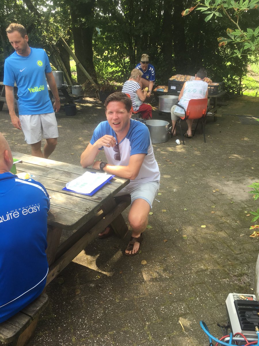 LeonAnnokkee's tweet image. Sommige dingen veranderen nooit. #voetbalkamp @fclisse #prachtigweer mooi evenement voor onze jeugd, 130 kids. Samen met de aanvoerder.