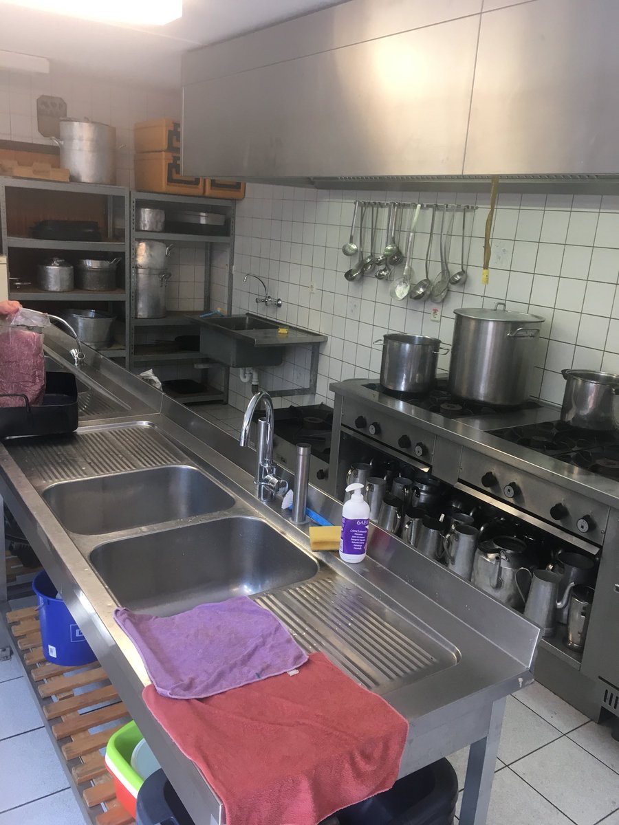 LeonAnnokkee's tweet image. Sommige dingen veranderen nooit. #voetbalkamp @fclisse #prachtigweer mooi evenement voor onze jeugd, 130 kids. Samen met de aanvoerder.