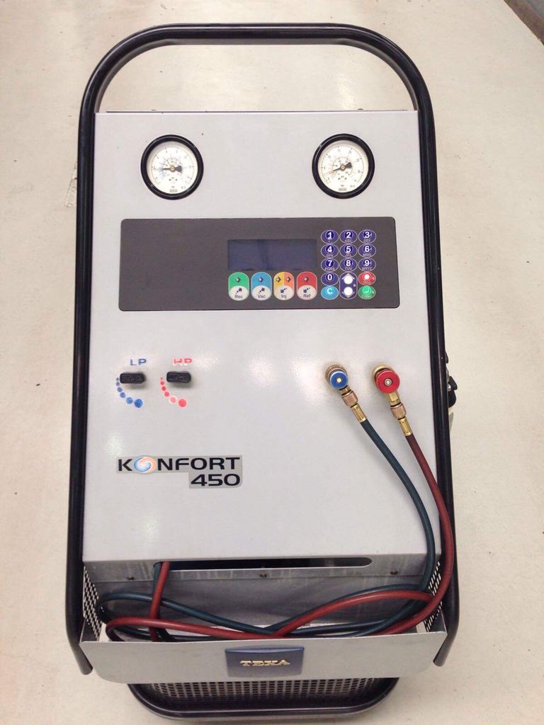 DormagBMW's tweet image. Testare instalatie AC
Incarcare ulei pentru compresor AC;
Inserare solutie de contrast pentru depistarea ulterioara a eventualelor pierderi;
Verificare cu ultraviolete
Vidare si verificare etanseitate AC;
Incarcare cu freon;
#aerconditionatauto #acauto #dormag #dormagauto