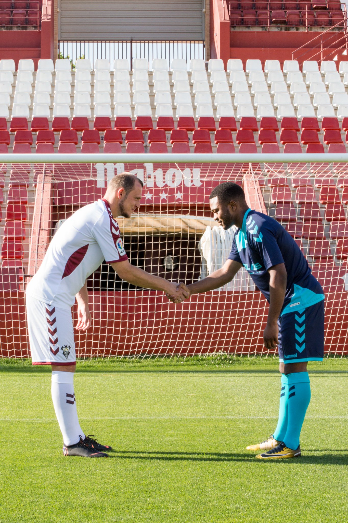 Albacete Balompié no Twitter: "La Albacete Hummel Store abre con sorpresas para que hoy mismo puedas ponerte la camiseta Plaza de constitución, 8 19:00 horas https://t.co/lgbAGj3nXf https://t.co/vXqCXhevgu" / Twitter