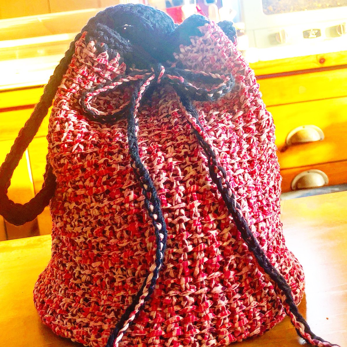 にや アフガン編みの巾着バッグ 予告通りすぐに完成したんだけど 完成品をupしてなかった ドロップのプルオーバーを編みながら なんかデジャヴ的な感覚になったので引っ張り出してみた 今年はマゼンダに目がいくらしい