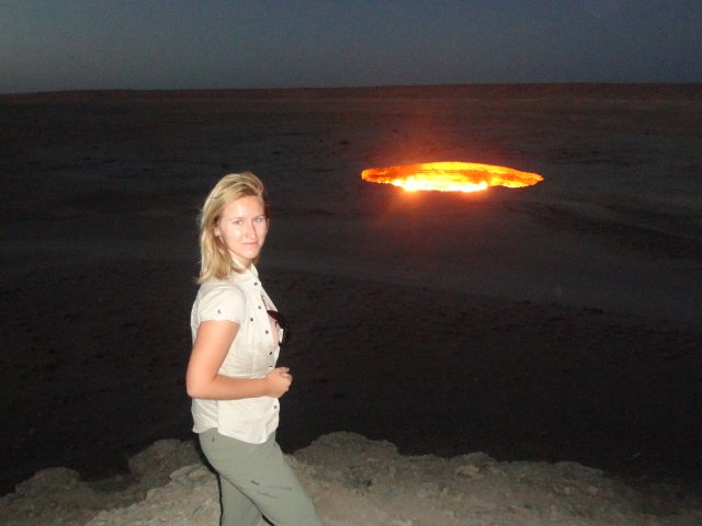 DorSierakowska's tweet photo. Looked through some old photos and found this gem. Darvaza gas crater in #Turkmenistan , and me. The "Gates of Hell" in their full glory. #thedoortohell #travelling #TravelTuesday #desert https://t.co/FzWJut5Hp1