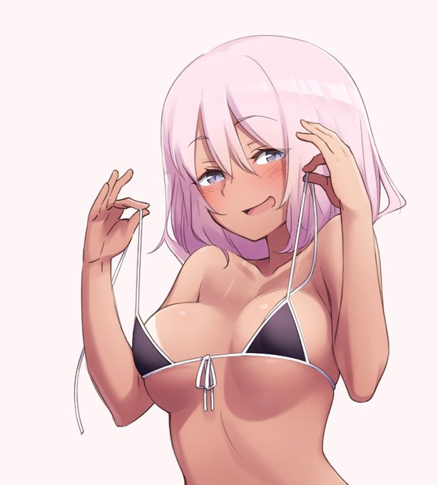 日焼け跡を見せてくれる女の子 