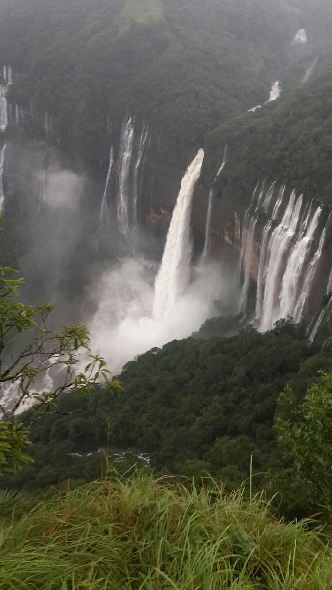@muglikar_ sending you the picture Nohkalikai waterfalls of Cherapunjee.. hope you like it 😊