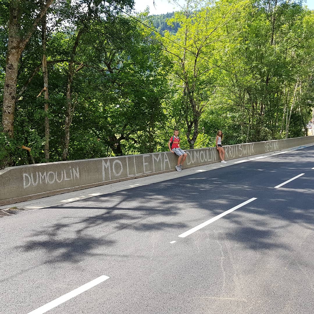 EMorenoLogt's tweet photo. We zijn er al! Even wat tijd doden.... 😉 Come on @tomdumoulin90 @baukemollema @stevenkruijswijk @robertgesink 🚵‍♂️🚴‍♂️🇳🇱 #nog6uurwachten 😂  #letour #letourdefrance @NOS https://t.co/tjNhTwPxCV