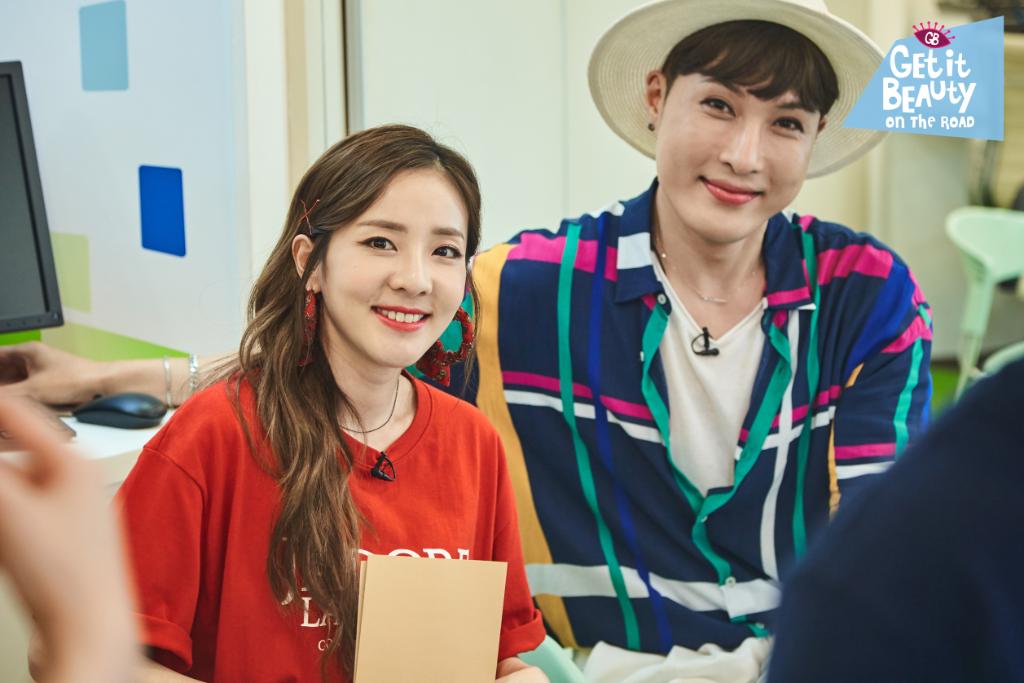 StarHub's tweet photo. 这个星期, Krung Krung @krungy21 又会探讨什么美容时尚潮品呢?
Join Dara on a NEW episode of Get It Beauty On The Road TONIGHT at 6.30pm on tvN Ch 824 and 8pm on Hub E City Ch 825/111. #StarHubGoLocal #GIBOTR #tvN #HubECity #Blackjack https://t.co/lYutCySUrd