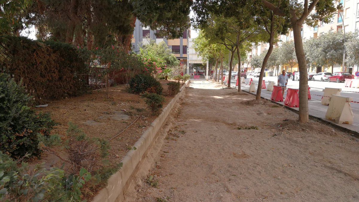 lorcafunciona's tweet photo. ☑️🚧 Continúan los avances en la renovación urbana de la Alameda de Cervantes con la demolición de la acera en el margen derecho del tramo final de la Alameda y la compactación del margen derecho de la carretera frente a los duplex de la Urb la Isla #LorcaFunciona https://t.co/Eym7ooKUpH
