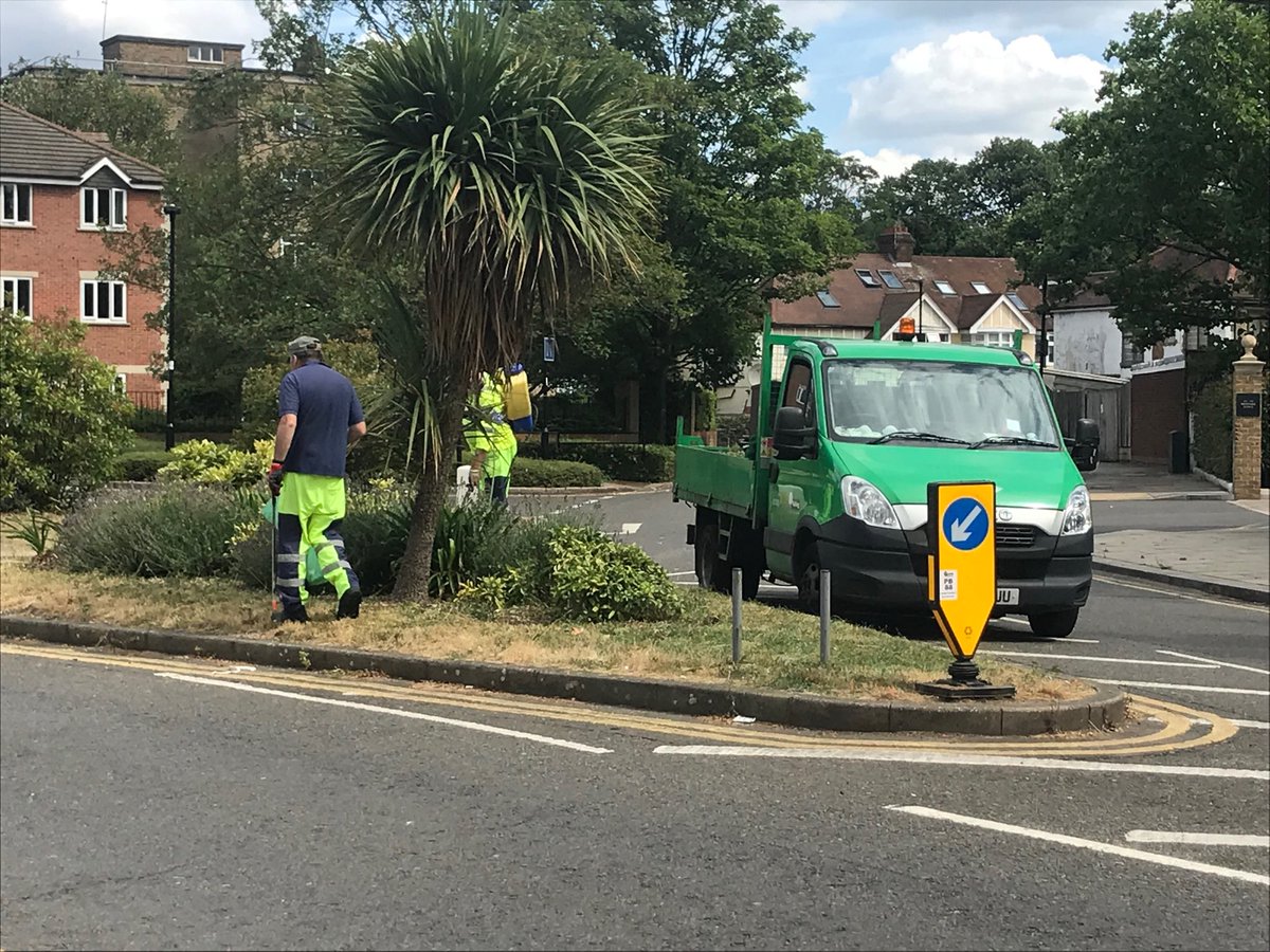 WellsHouseRoad's tweet photo. @EalingCouncil is cleaning up close to Councillor @Hitesh_T home whilst #oldoakcommon remains filthy, full of weeds, dead trees & bottles of #Uber piddle @ForumOon @nw10titra @EalingGreens #ealingmatters #filthyacton #communityneglect https://t.co/26RGcG3gKp