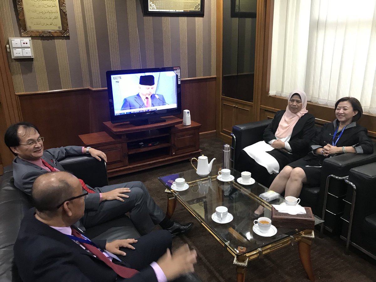 norehamohd's tweet photo. YBM @MOWorks Tuan @baru_bian  with YBM @kpkt_gov @zuraida_my at Kementerian Kerja Raya @HjAnuarTahir @ZohariAkob @saranidollah @RoslanMdTaha @zakhamid2 @chedetofficial @JKRMalaysia @LLMrasmi @CIDBMALAYSIA1 @zakhir69 @nyonyacyber https://t.co/sIsr9cXrYL