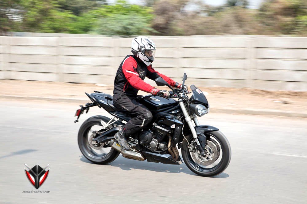 Vimalsumbly's tweet photo. Totally agree with @motohive. “At just 166 kg, Street Triple S is the lightest bike in its segment &amp; it shows in the way it accelerates as well as handles. It’s a do-it-all big bike in its truest sense.” Read the full review https://t.co/zReC2TaFFl #TriumphReviews #StreetTripleS https://t.co/4qlZ2Z9AkG