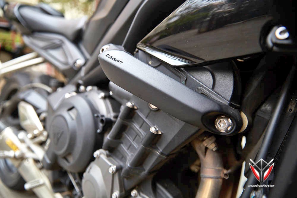 Vimalsumbly's tweet photo. Totally agree with @motohive. “At just 166 kg, Street Triple S is the lightest bike in its segment &amp; it shows in the way it accelerates as well as handles. It’s a do-it-all big bike in its truest sense.” Read the full review https://t.co/zReC2TaFFl #TriumphReviews #StreetTripleS https://t.co/4qlZ2Z9AkG