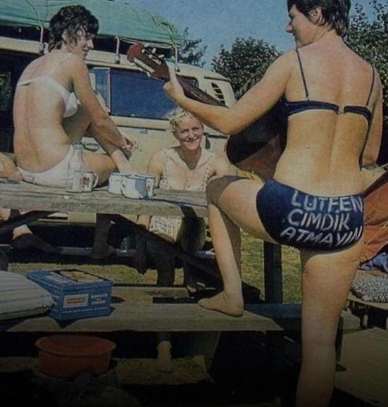 Türkiye'de kamp tatiline gelmiş bir turistin çabası... 'Lütfen Çimdik Atmayın!"