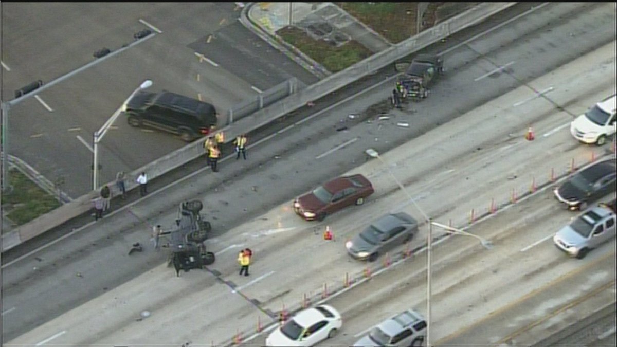 Rollover crash blocks 3 lanes of northbound I-95 at NW 125th Street bit.ly/2JuIOgO?utm_so… https://t.co/iwh5x5p6cI