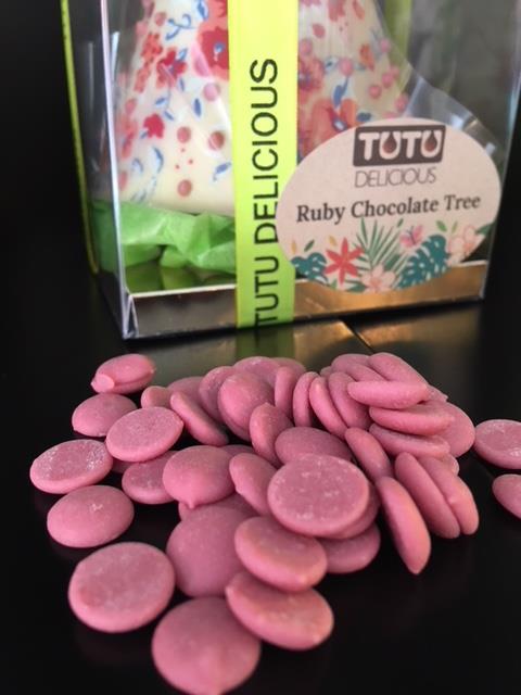 TutuDelicious's tweet photo. Creative use of our first batch of Ruby Chocolate and transfer sheets @Callebaut_UKIE @KeylinkLtd they taste pretty good too! https://t.co/58RfRsXSog