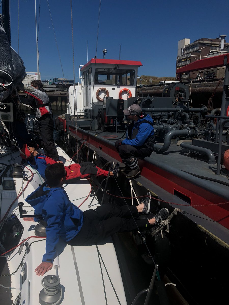 Ragazza8335's tweet photo. Genuakar losgekomen. Wachten aan fuelschip bij de zeilwinkel op nieuw onderdeel. Eerste manche gemist. Hopelijk tijdig klaar voor de tweede. https://t.co/4ZCBKd2XnQ