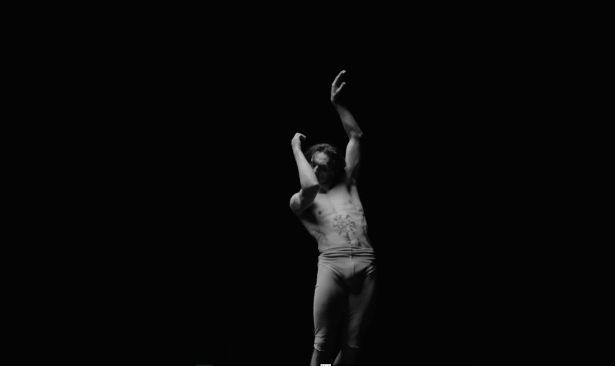 CarliAdby's tweet photo. Okay for anyone that is vaguely interested in #rankin or #dance or just cool visuals, this is a great collaboration &amp; so beautifully shot, light, sound, space...his body. Incredible! #rankinxsergei #inspiration #mesmerised #creativecollaboration  https://t.co/SlM4vJFqB6 https://t.co/0WY2InNVHd