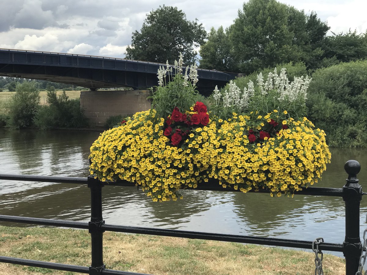 uptonhour's tweet photo. #yarnbombing under the Bridge in Upton by the #knitandnatter group #uptonlibrary @WorcesterHour @MalvernGazette @malvernhillshr https://t.co/z2J5L2809m