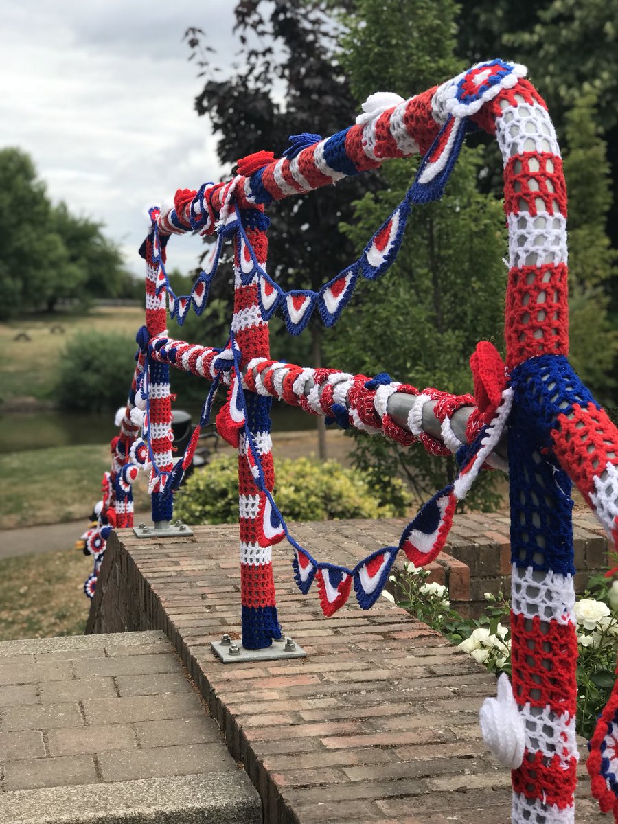 uptonhour's tweet photo. #yarnbombing under the Bridge in Upton by the #knitandnatter group #uptonlibrary @WorcesterHour @MalvernGazette @malvernhillshr https://t.co/z2J5L2809m