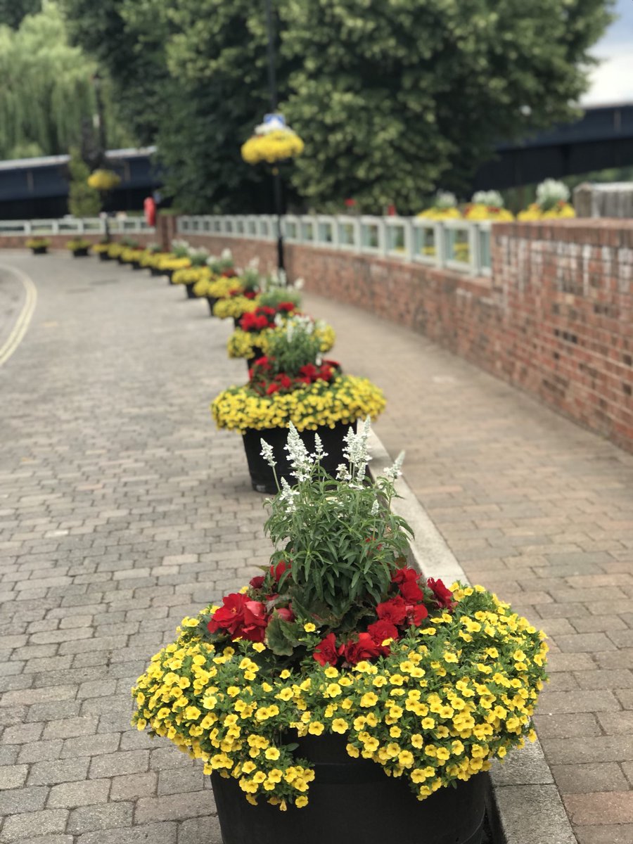 uptonhour's tweet photo. #yarnbombing under the Bridge in Upton by the #knitandnatter group #uptonlibrary @WorcesterHour @MalvernGazette @malvernhillshr https://t.co/z2J5L2809m