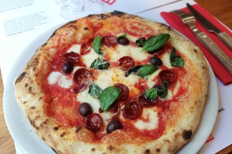 La pizza estrella de #FratelliFigurato es #DiavolaDeLeón y su ingrediente estrella es el chorizo semipicante, las aceitunas negras y el parmesano
lagranvida.madriddiferente.com/?p=9711