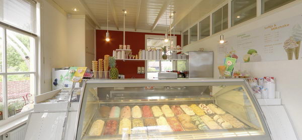 OnlineInBeeld's tweet photo. Het heerlijke zomer weer nodigt wel uit om een ijsje te gaan eten op het terras. Zoek je écht lekker Italiaans ijs? Ga dan naar IJssalon de Harmonie in Borne (Borne, Overijssel). Nog niet geweest? Neem dan een online kijkje met de virtuele tour: https://t.co/FQJNdEwv6z https://t.co/XPdk7ySYyc