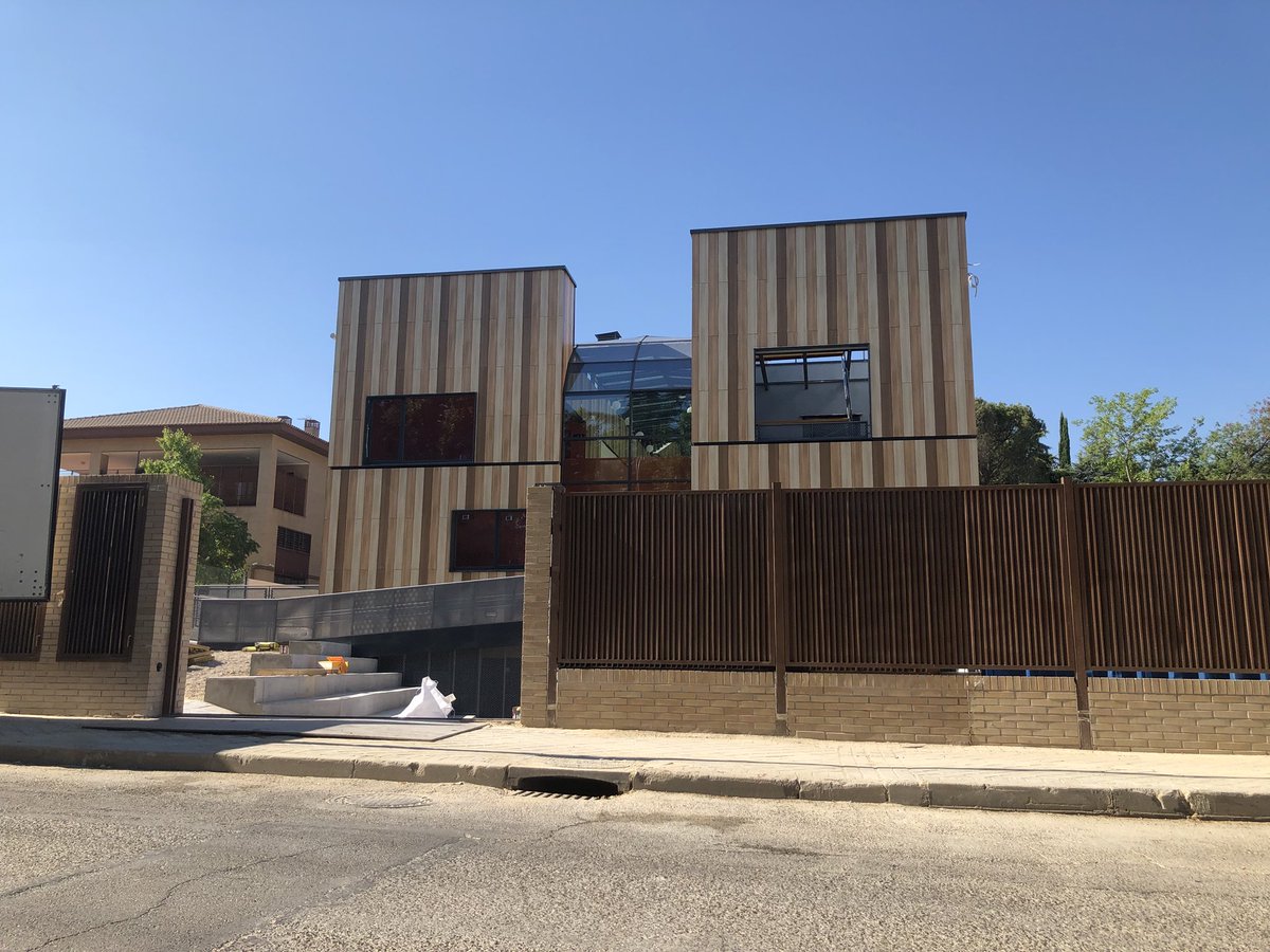 Incredible team effort. Office, workshop and site lads combined. Another successful scheme completed at The English Montessori School Madrid. #TEMS <a href="/NewbyLeisureLtd/">NewbyLeisureLtd</a> @CognitaSchools #togetherbetter #wearecominghome