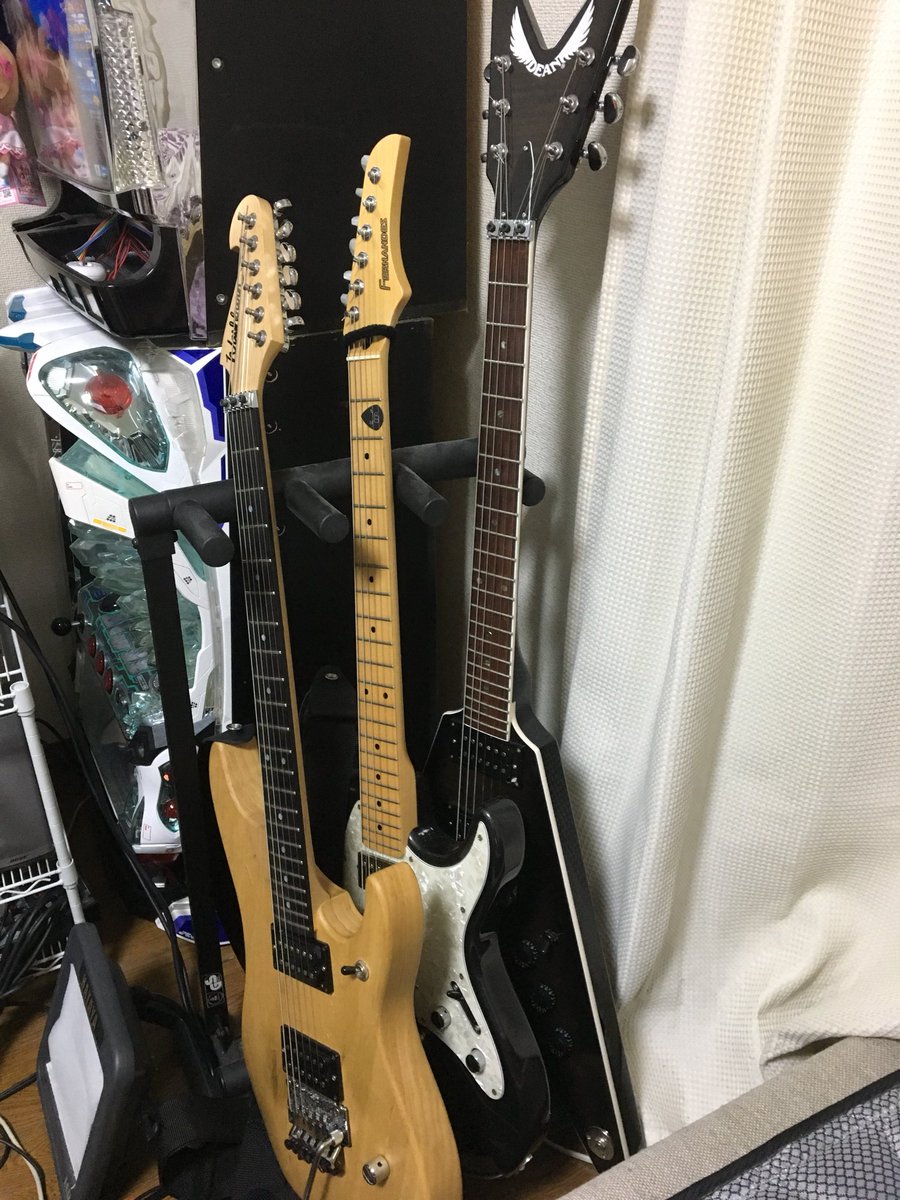 ハッシュタグ 初めて買ったギターは真っ白なフライングvで買ったその日にケンカでぶっ壊しました