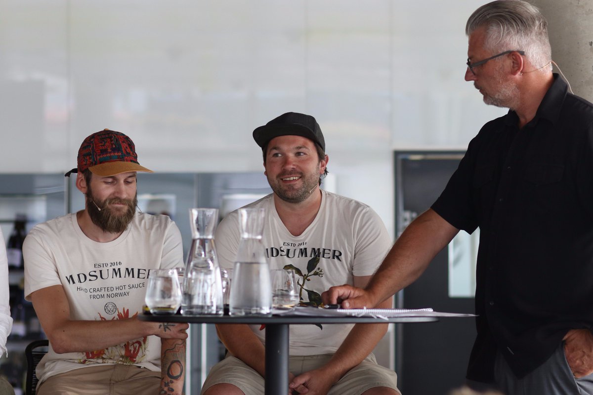 Midsummer Hotsauce-gutta Anders S. Almesveen og Alex Bouché delte opp- og nedturer for matgrundere på #kokepunktet. De hadde selskap av @Eirofnorway <a href="/tingvollost/">Tingvollost</a> og Ask Gård foredling. Inspirerende historier fra flinke entusiaster.