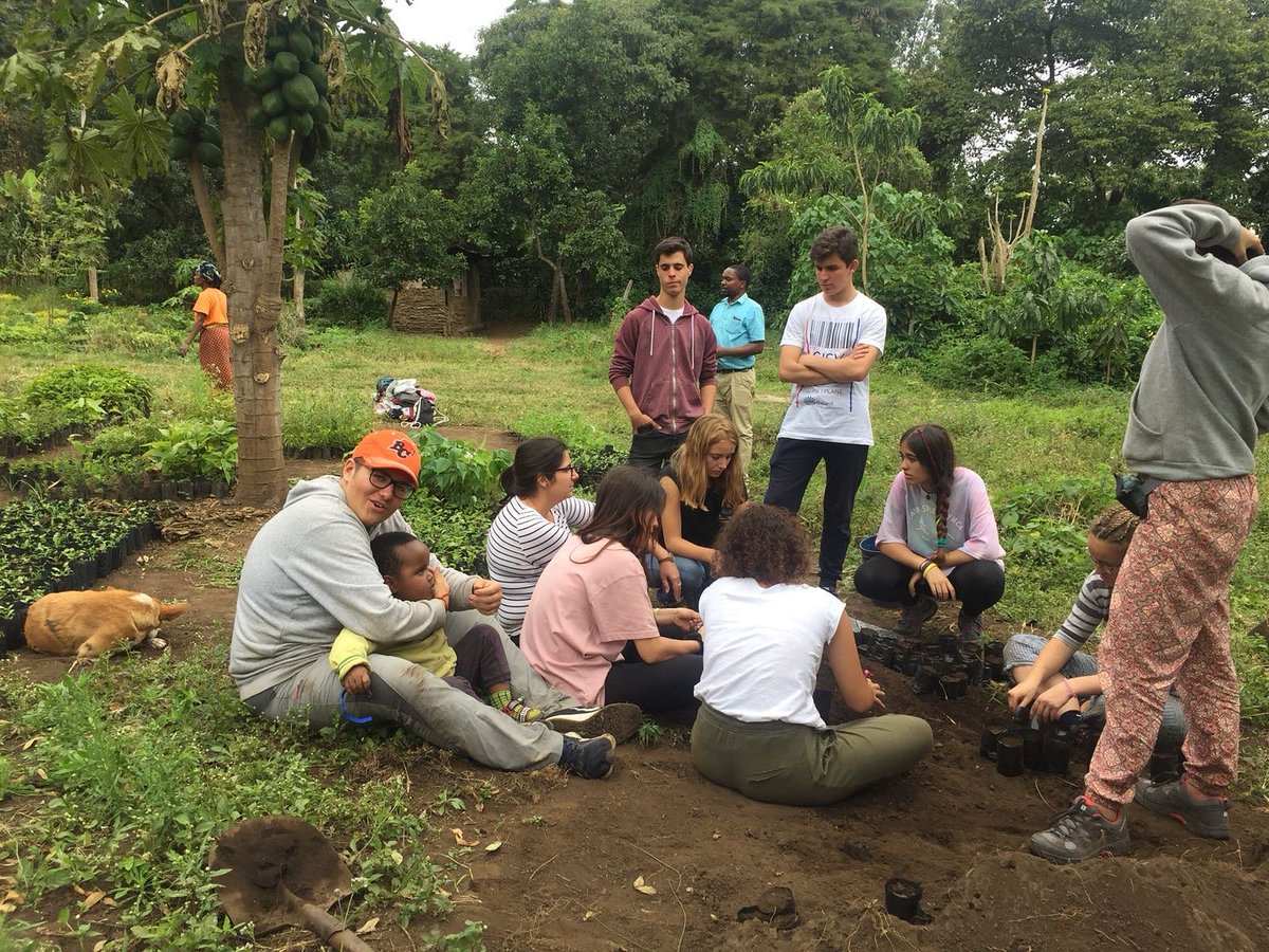 Un descanso durante las actividades de agricultura ecológica en Arusha, Tanzania

#VIS2018 #Tanzania #voluntariadointernacional