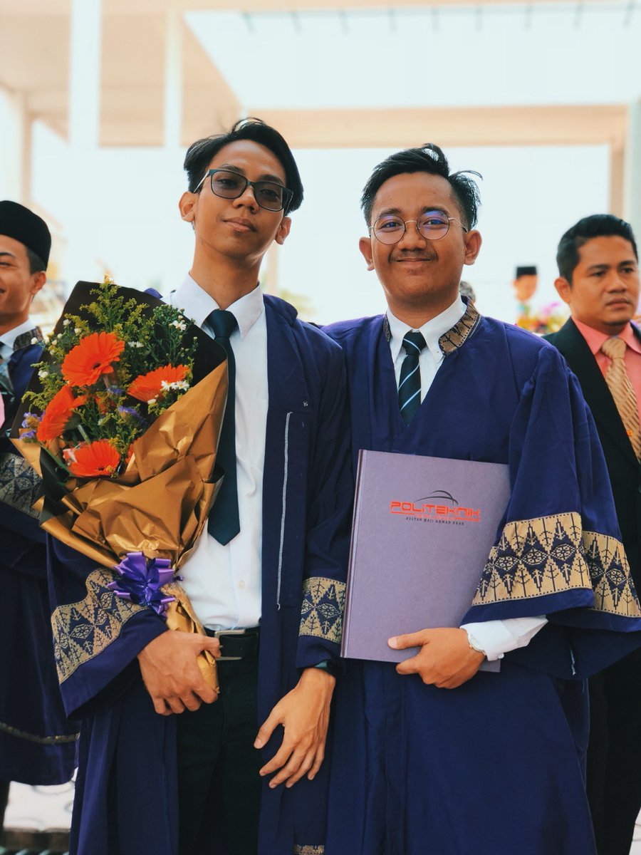 khairulazhar___'s tweet photo. “Mereka yang berjaya bukanlah mereka yang gagal dalam mencuba, bukan juga mereka yang sering gagal tetapi mereka yang tidak pernah gagal mencuba dan terus mencuba sehingga kejayaan yang dikecapi” #diplomaDone #nextDegree https://t.co/3CoFSrGNL5